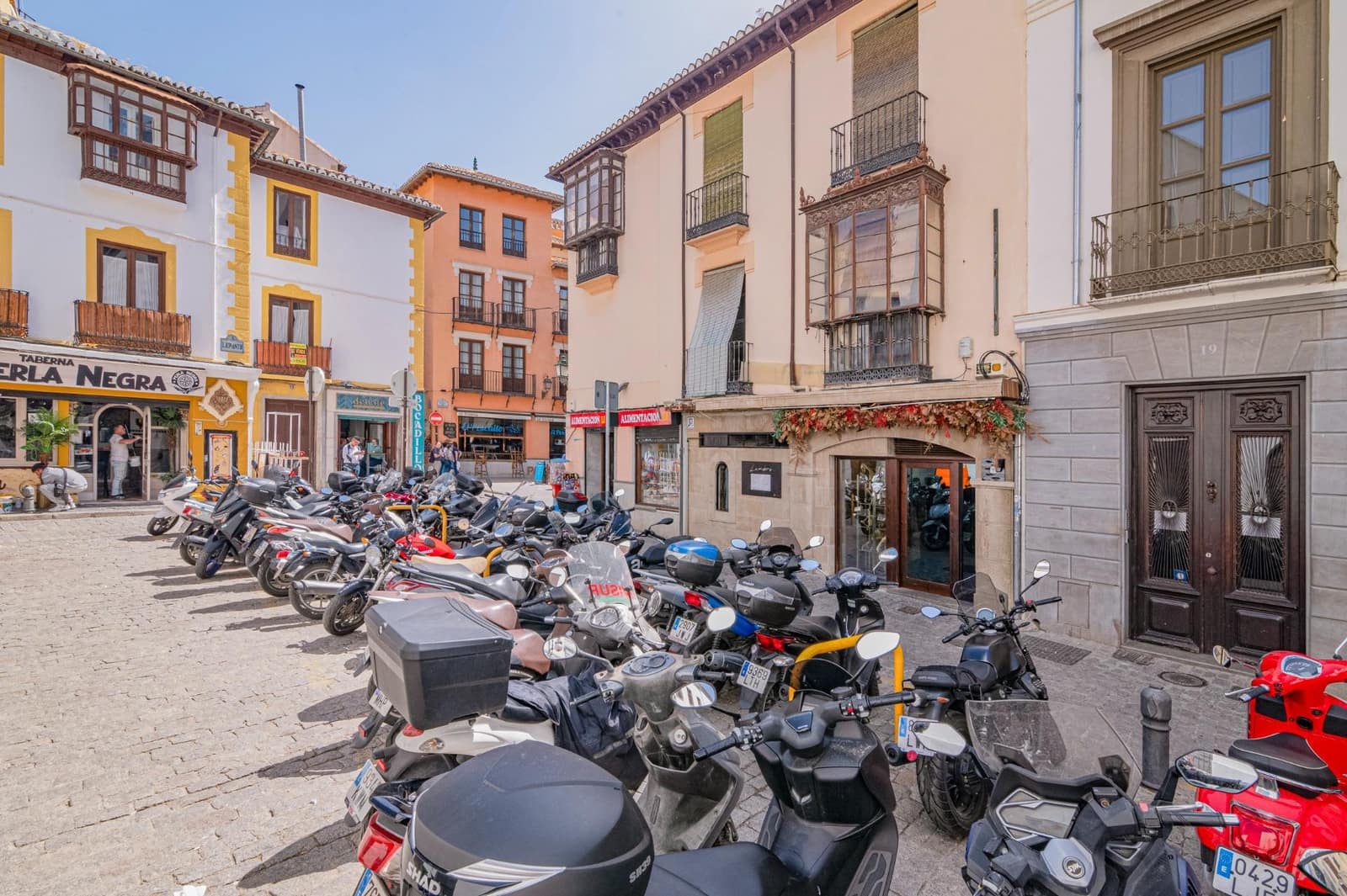 16 bedroom Apartment for sale in Granada city - € 3,000,000 (Ref: 10185251)
