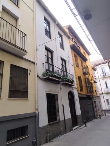 16 bedroom Townhouse for sale in Granada city with garage - € 690,000 (Ref: 10185255)
