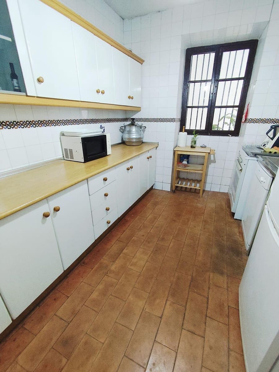 16 bedroom Townhouse for sale in Granada city with garage - € 690,000 (Ref: 10185255)