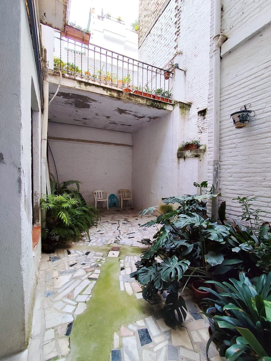 16 bedroom Townhouse for sale in Granada city with garage - € 690,000 (Ref: 10185255)