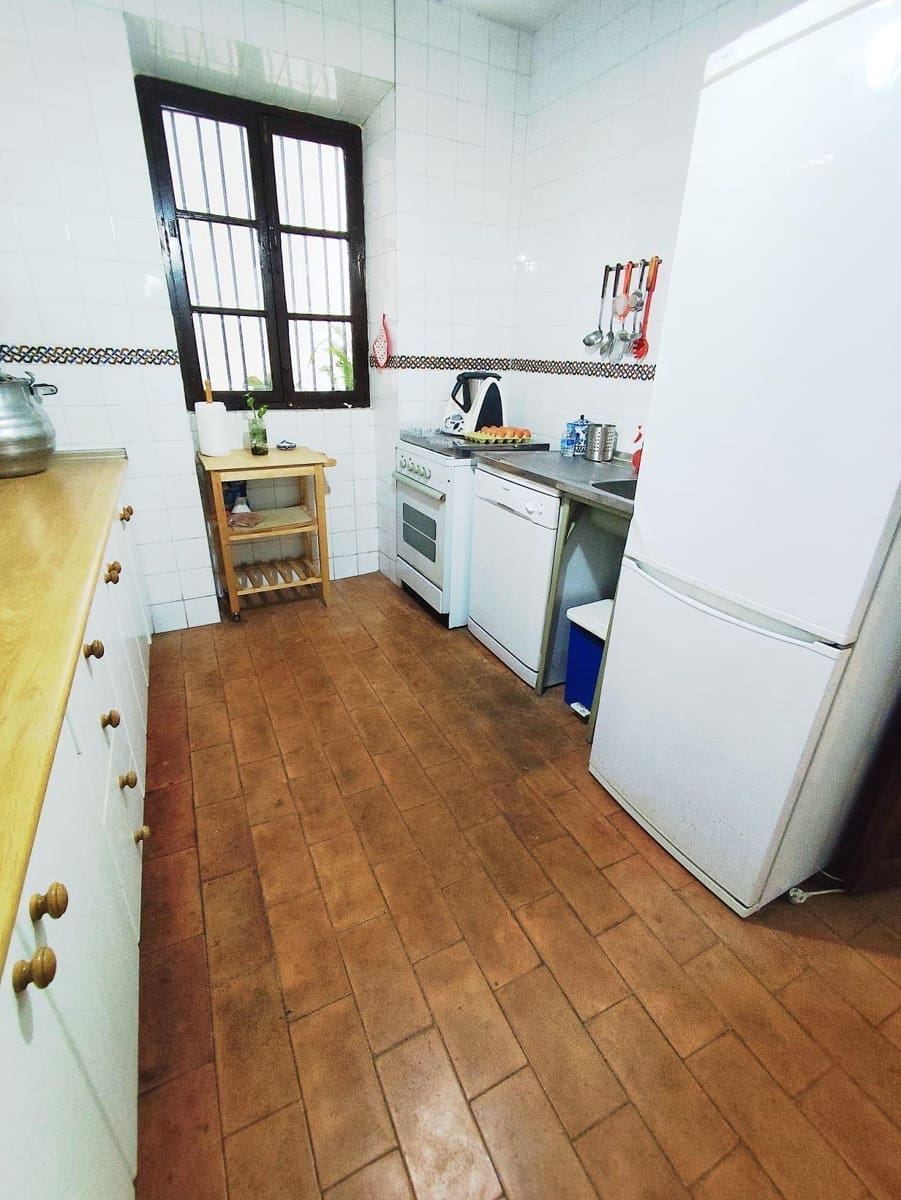 16 bedroom Townhouse for sale in Granada city with garage - € 690,000 (Ref: 10185255)