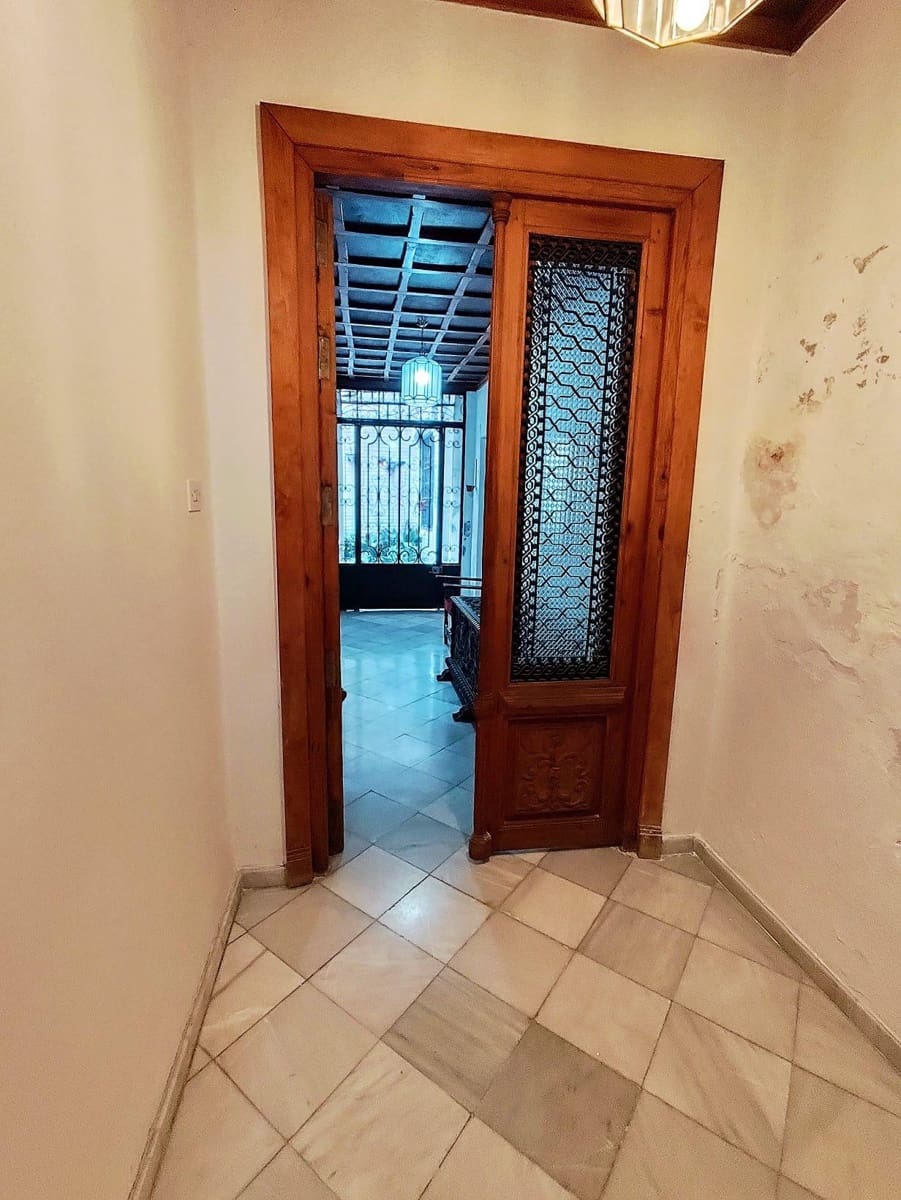 16 bedroom Townhouse for sale in Granada city with garage - € 690,000 (Ref: 10185255)