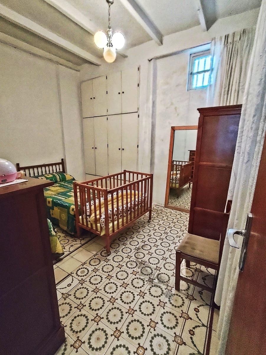 16 bedroom Townhouse for sale in Granada city with garage - € 690,000 (Ref: 10185255)