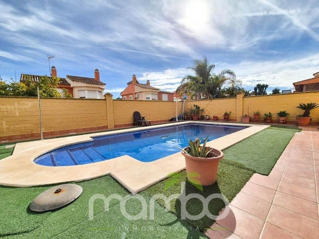 Chalet de 4 habitaciones en Torre del Mar, Vélez-Málaga en venta con piscina garaje - 670.000 € (Ref: 9483997)