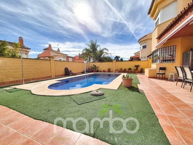 Chalet de 4 habitaciones en Torre del Mar, Vélez-Málaga en venta con piscina garaje - 670.000 € (Ref: 9483997)