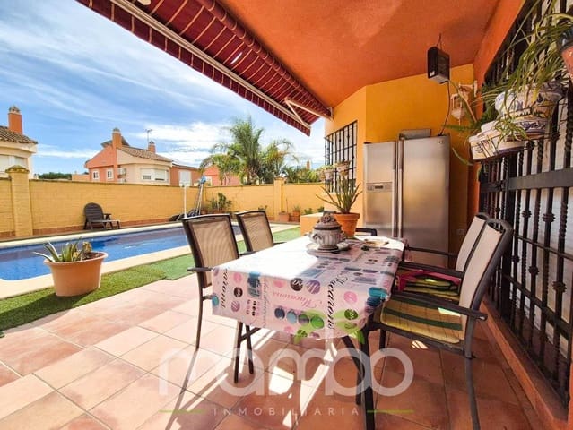 Chalet de 4 habitaciones en Torre del Mar, Vélez-Málaga en venta con piscina garaje - 670.000 € (Ref: 9483997)