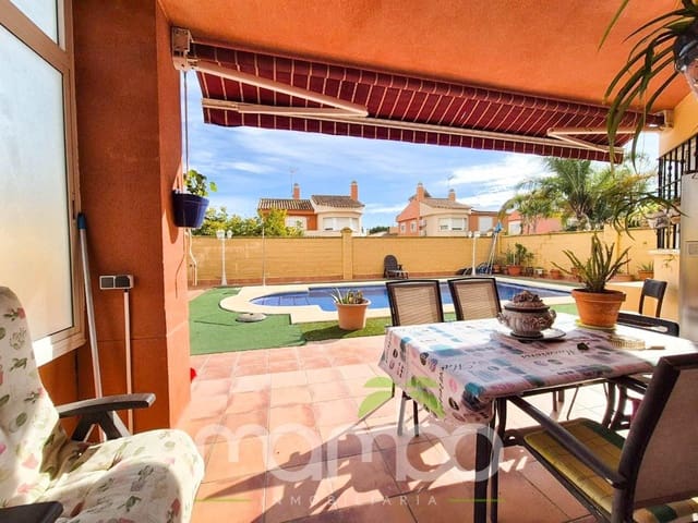 Chalet de 4 habitaciones en Torre del Mar, Vélez-Málaga en venta con piscina garaje - 670.000 € (Ref: 9483997)