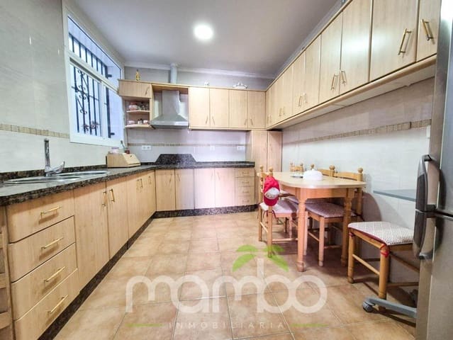 5 soveværelse Rækkehus til salg i Vélez-Málaga med garage - € 215.000 (Ref: 9484002)