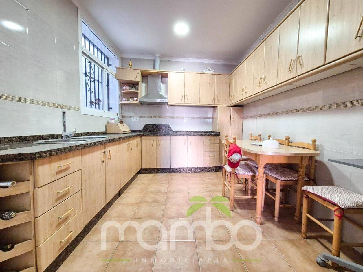 5 soveværelse Rækkehus til salg i Velez-Malaga med garage - € 215.000 (Ref: 9484002)