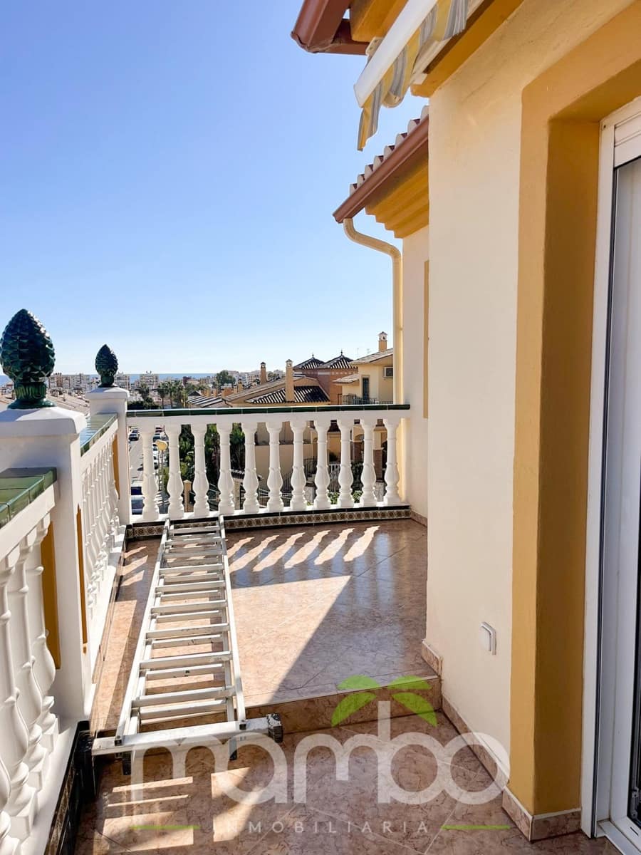 4 soveværelse Rækkehus til salg i Torre del Mar med swimmingpool garage - € 650.000 (Ref: 9484018)