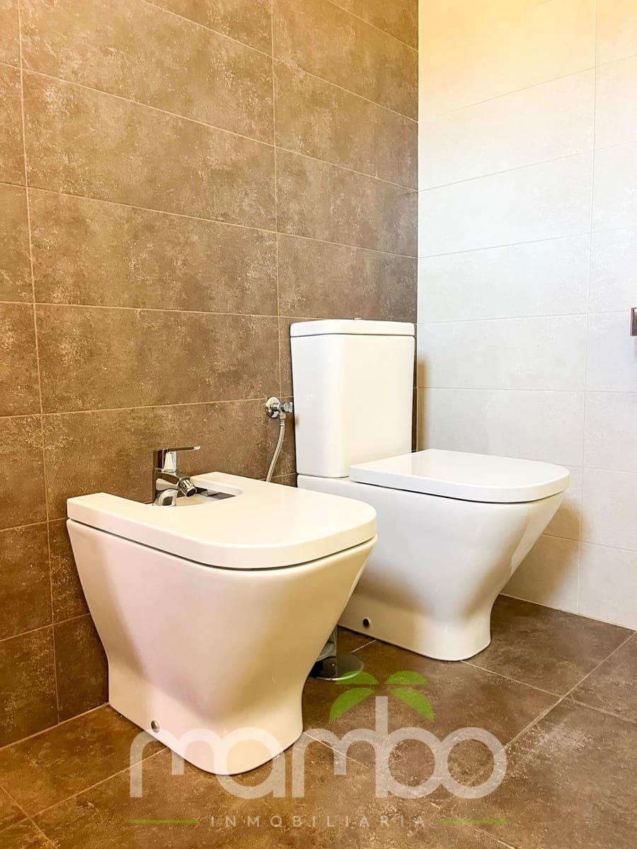 4 soveværelse Rækkehus til salg i Torre del Mar med swimmingpool garage - € 650.000 (Ref: 9484018)