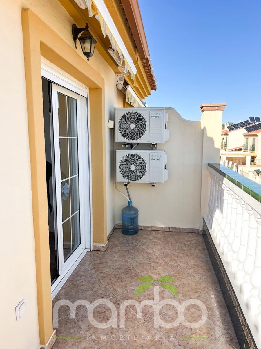 4 soveværelse Rækkehus til salg i Torre del Mar med swimmingpool garage - € 650.000 (Ref: 9484018)