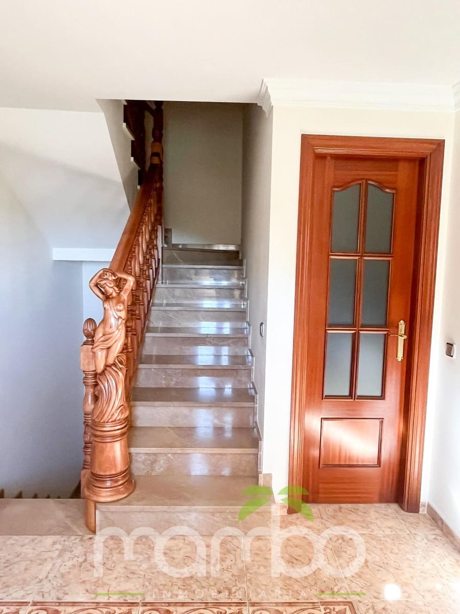 4 soveværelse Rækkehus til salg i Torre del Mar med swimmingpool garage - € 650.000 (Ref: 9484018)