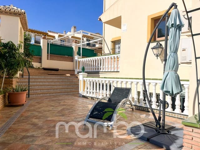4 soveværelse Rækkehus til salg i Torre del Mar, Vélez-Málaga med swimmingpool garage - € 650.000 (Ref: 9484018)