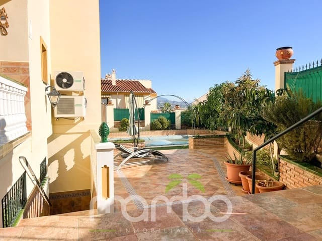 4 soveværelse Rækkehus til salg i Torre del Mar, Vélez-Málaga med swimmingpool garage - € 650.000 (Ref: 9484018)