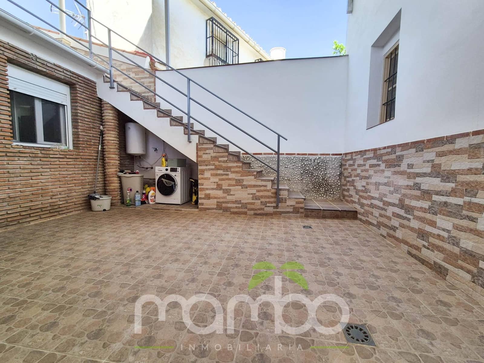 2 bedroom Townhouse for sale in Velez-Malaga with garage - € 270,000 (Ref: 9484023)