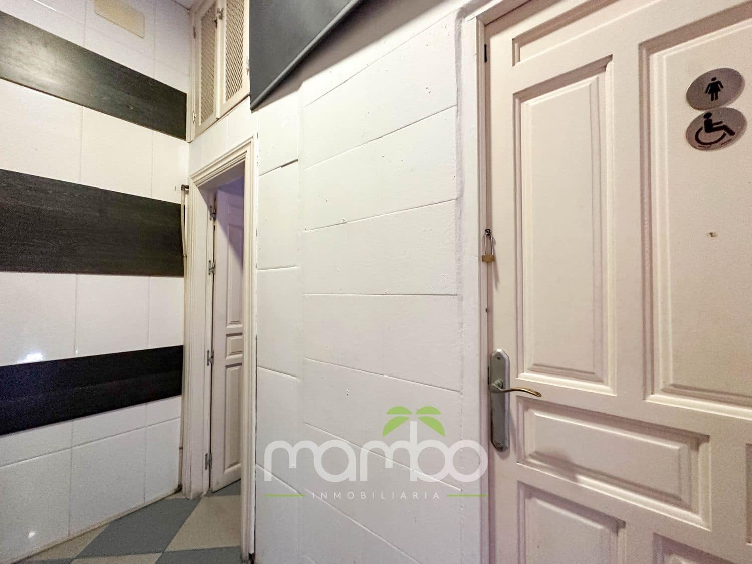 Kommersiell til salgs i Caleta de Velez - € 300 000 (Ref: 9484031)