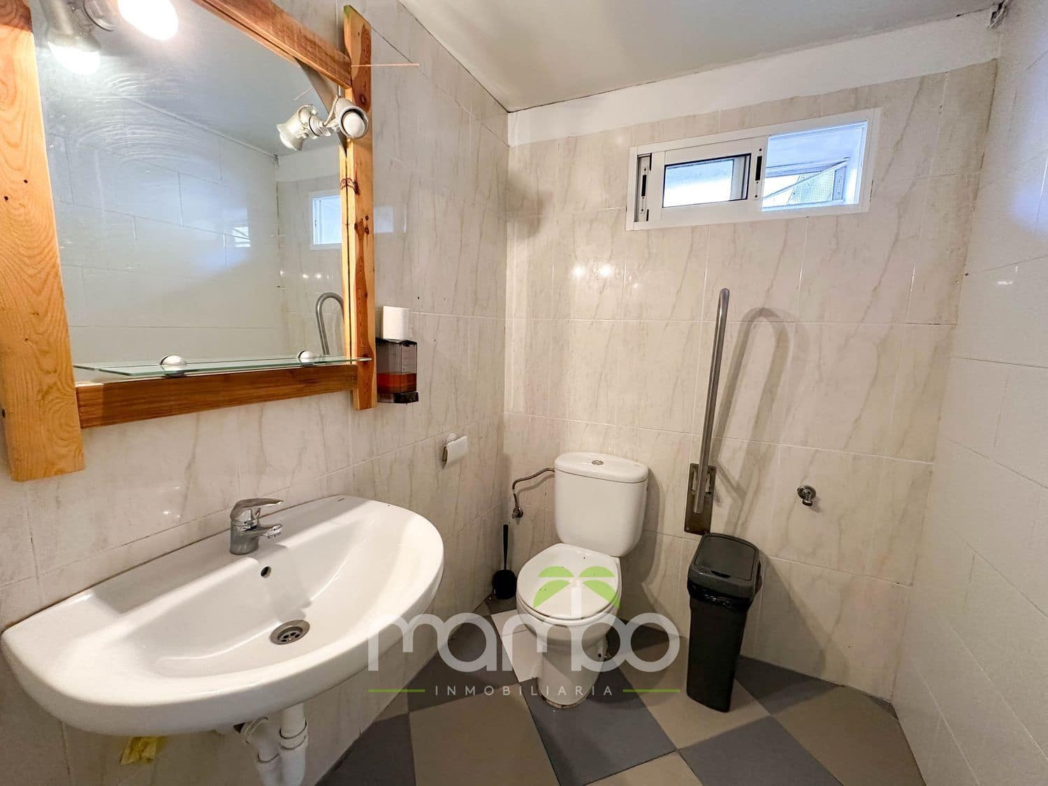 Kommersiell til salgs i Caleta de Velez - € 300 000 (Ref: 9484031)