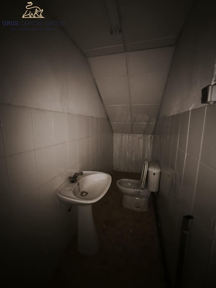 Commercial for sale in Dos Hermanas - € 220,000 (Ref: 9491771)