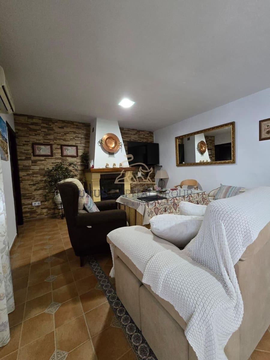 3 bedroom Semi-detached Villa for sale in La Victoria with pool - € 145,000 (Ref: 9491785)
