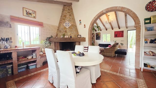 4 slaapkamer Finca/Landhuis te koop in Canillas de Albaida met zwembad - € 245.000 (Ref: 10076924)