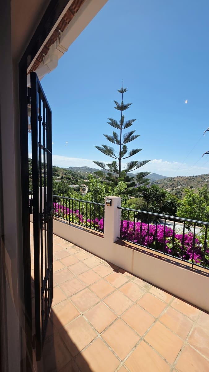 3 Zimmer Villa zu verkaufen in Canillas de Albaida mit Pool Garage - 449.000 € (Ref: 9932241)