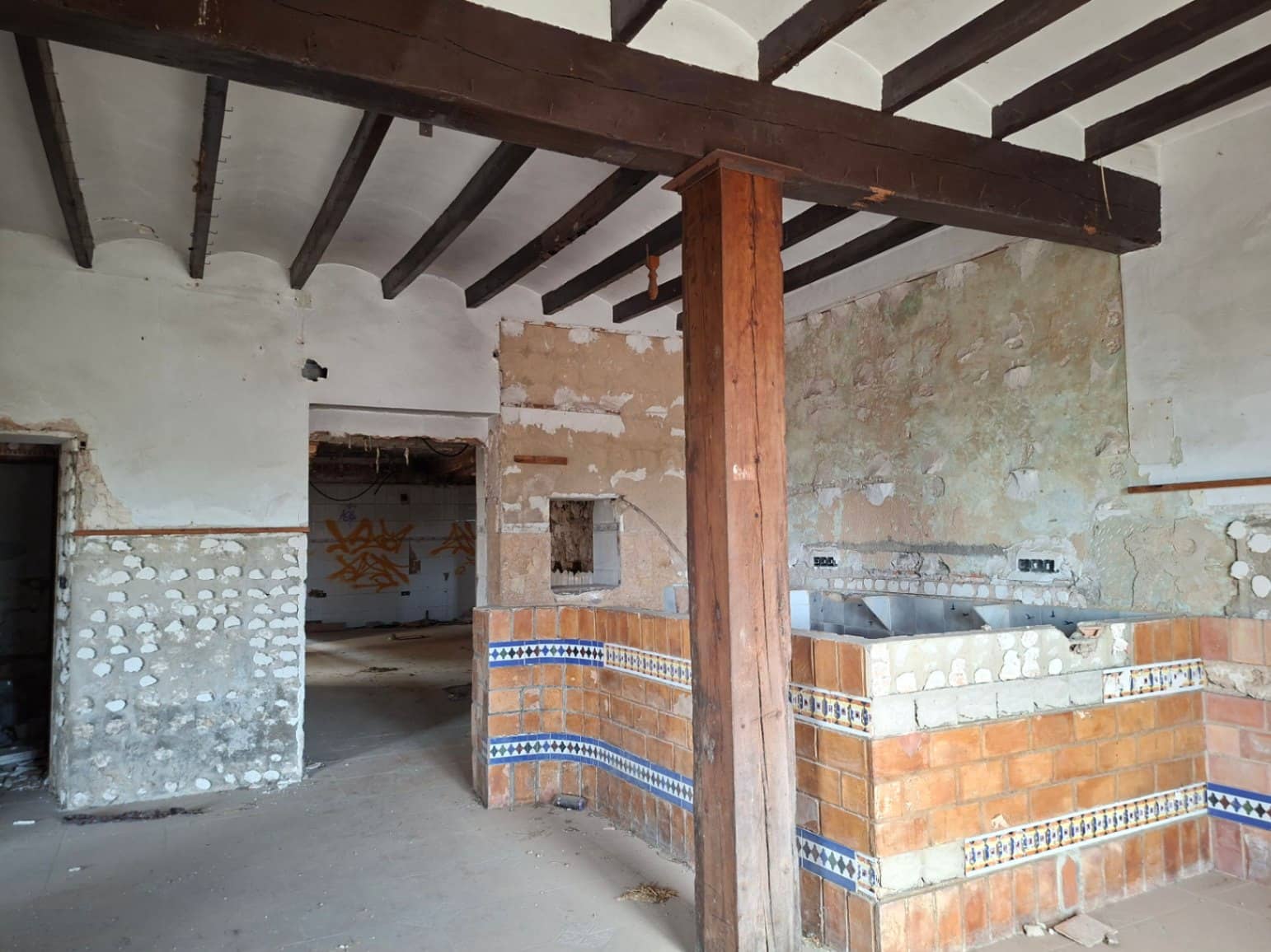 Gewerbe zu verkaufen in Oliva mit Garage - 145.000 € (Ref: 10102889)