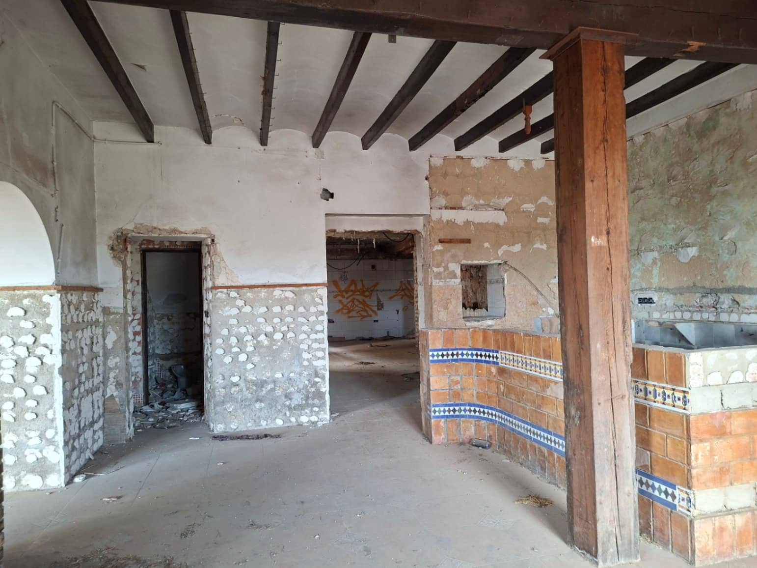 Gewerbe zu verkaufen in Oliva mit Garage - 145.000 € (Ref: 10102889)