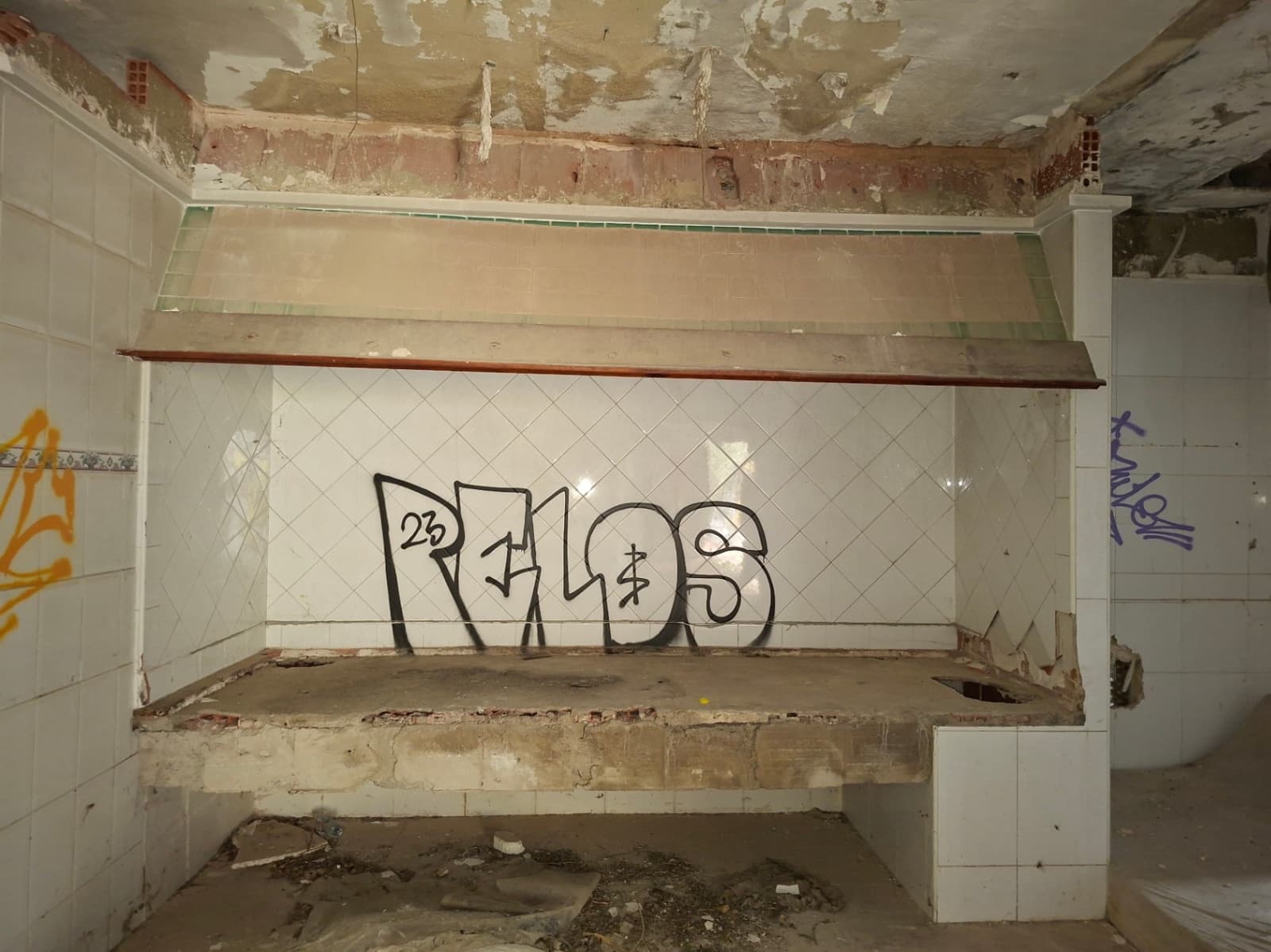 Gewerbe zu verkaufen in Oliva mit Garage - 145.000 € (Ref: 10102889)