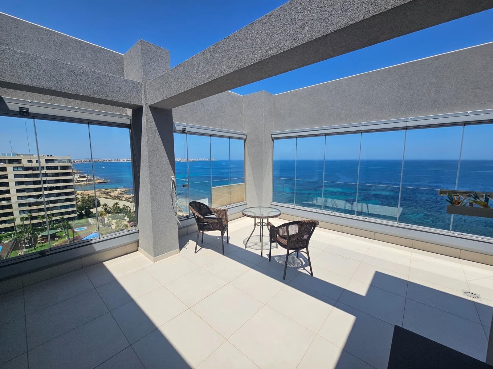 3 sypialnia Penthouse na sprzedaż w Torrevieja z basenem - 795 000 € (Ref: 9823238)