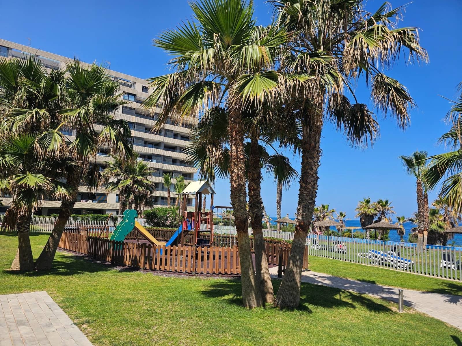 3 sypialnia Penthouse na sprzedaż w Torrevieja z basenem - 795 000 € (Ref: 9823238)