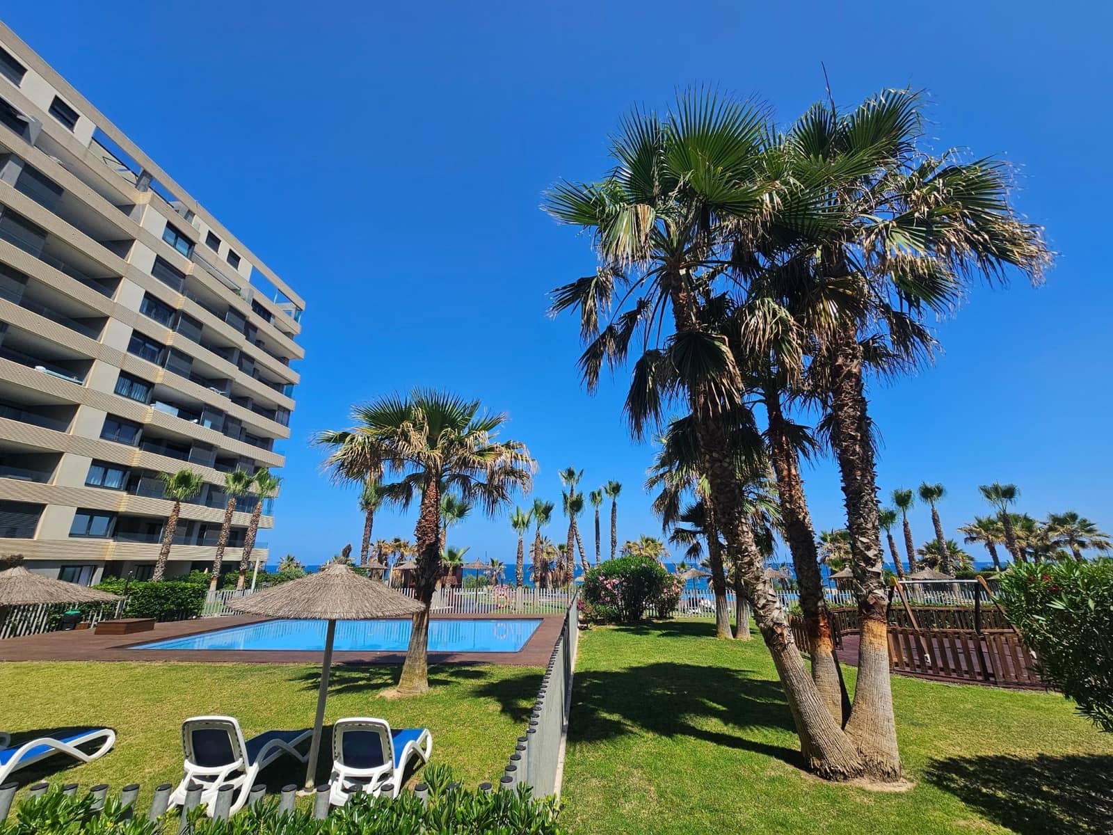 3 sypialnia Penthouse na sprzedaż w Torrevieja z basenem - 795 000 € (Ref: 9823238)