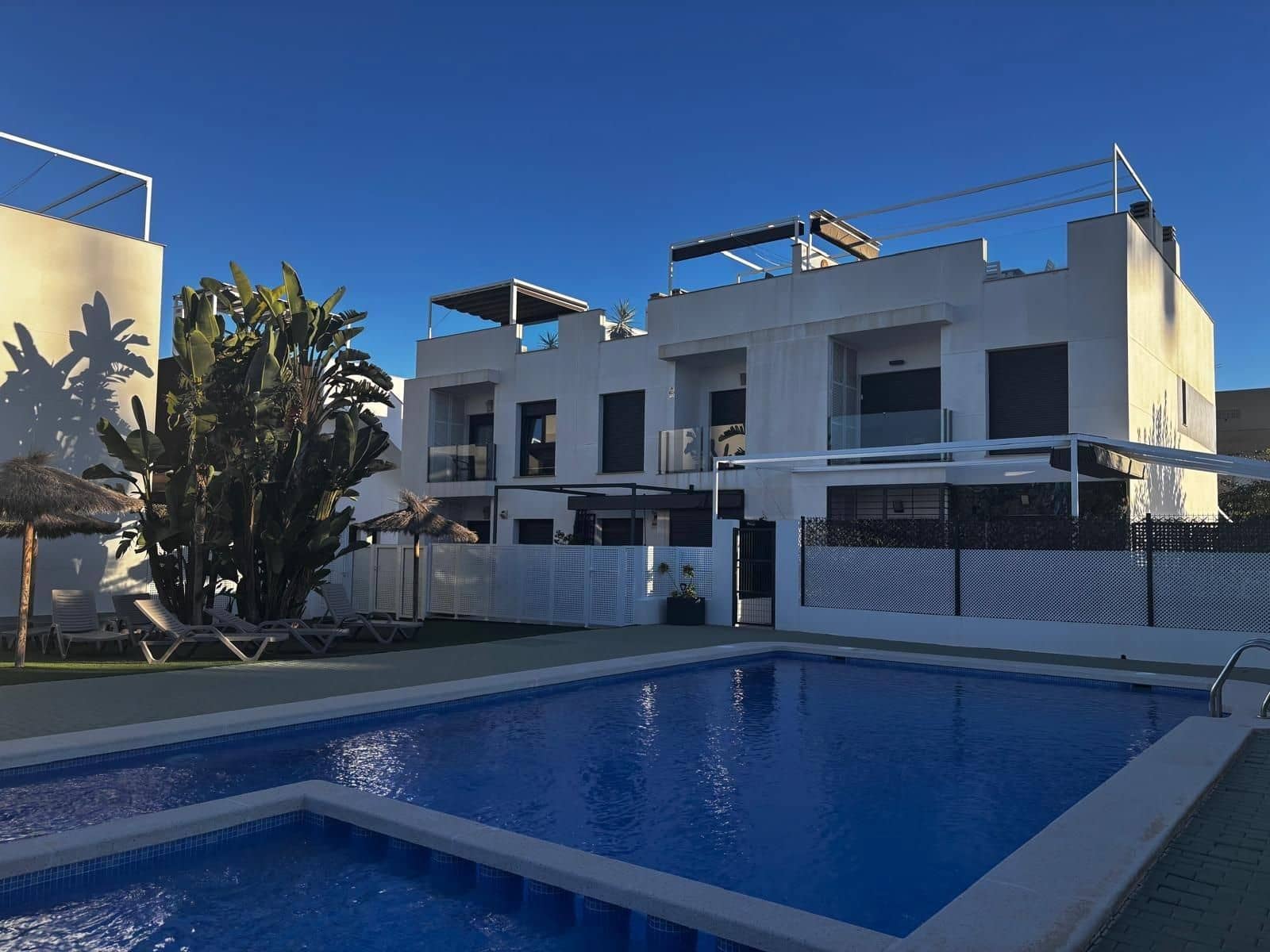 2 makuuhuone Bungalow myytävänä paikassa Pilar de la Horadada mukana uima-altaan - 285 000 € (Ref: 9592069)