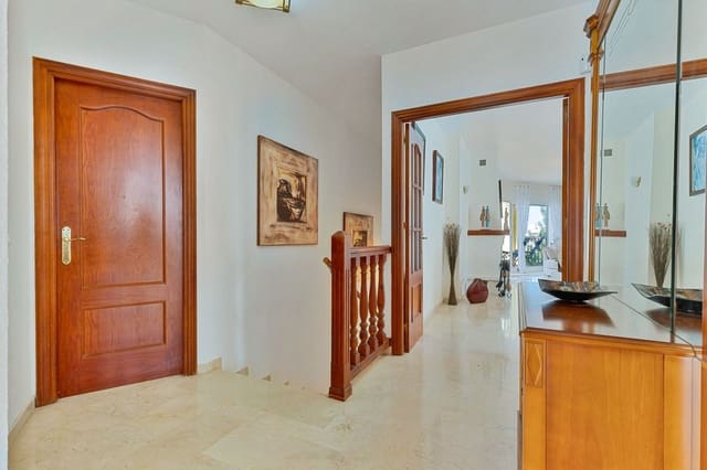 5 sypialnia Willa na sprzedaż w Fuengirola z basenem garażem - 695 000 € (Ref: 9515889)