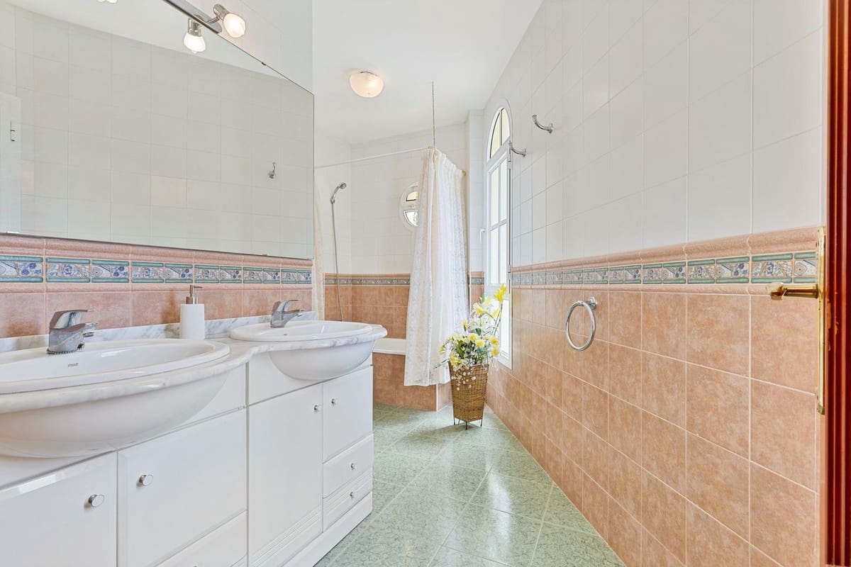 5 sypialnia Willa na sprzedaż w Fuengirola z basenem garażem - 695 000 € (Ref: 9515889)