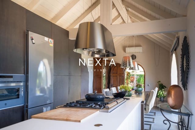3 bedroom Villa for sale in Arona with pool - € 1,250,000 (Ref: 10054344)