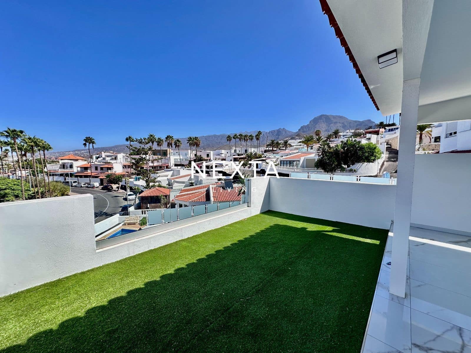 3 bedroom Villa for sale in Costa Adeje with pool garage - € 1,350,000 (Ref: 10057699)