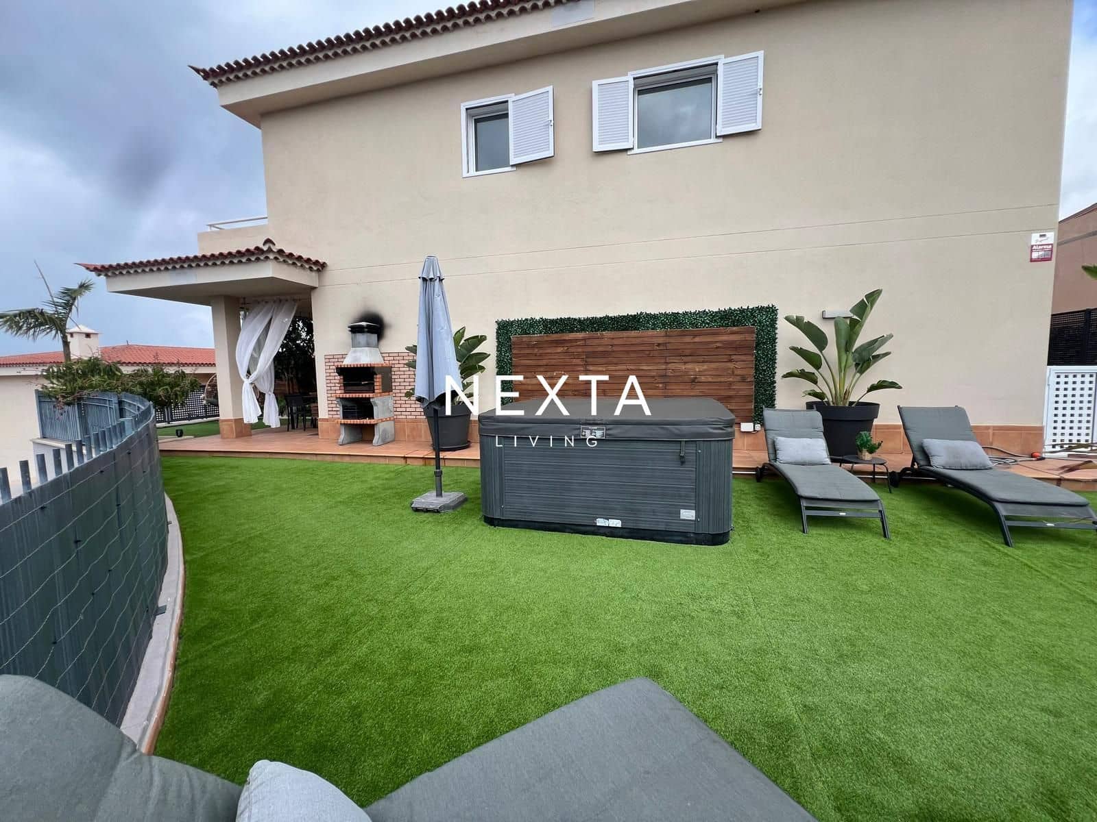 Casa de 4 habitaciones en Puerto Santiago en alquiler con piscina garaje - 4.200 € (Ref: 10090949)