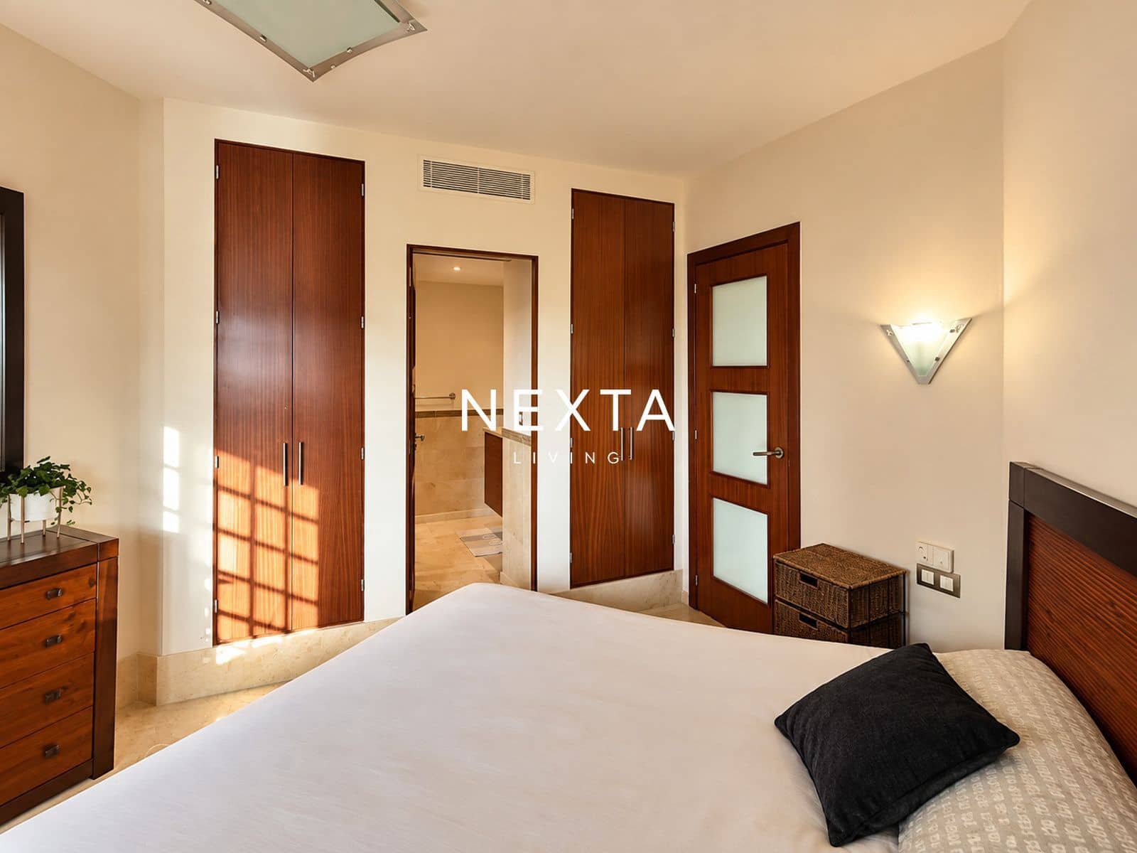 Piso de 2 habitaciones en Palm-Mar en venta con piscina garaje - 655.000 € (Ref: 10121080)