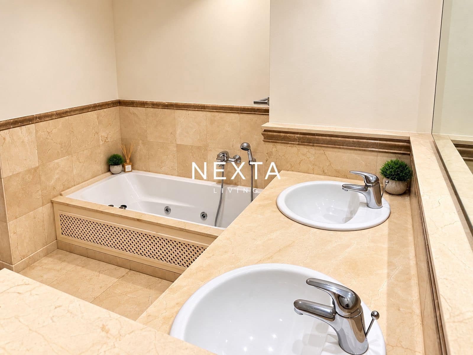 Piso de 2 habitaciones en Palm-Mar en venta con piscina garaje - 655.000 € (Ref: 10121080)