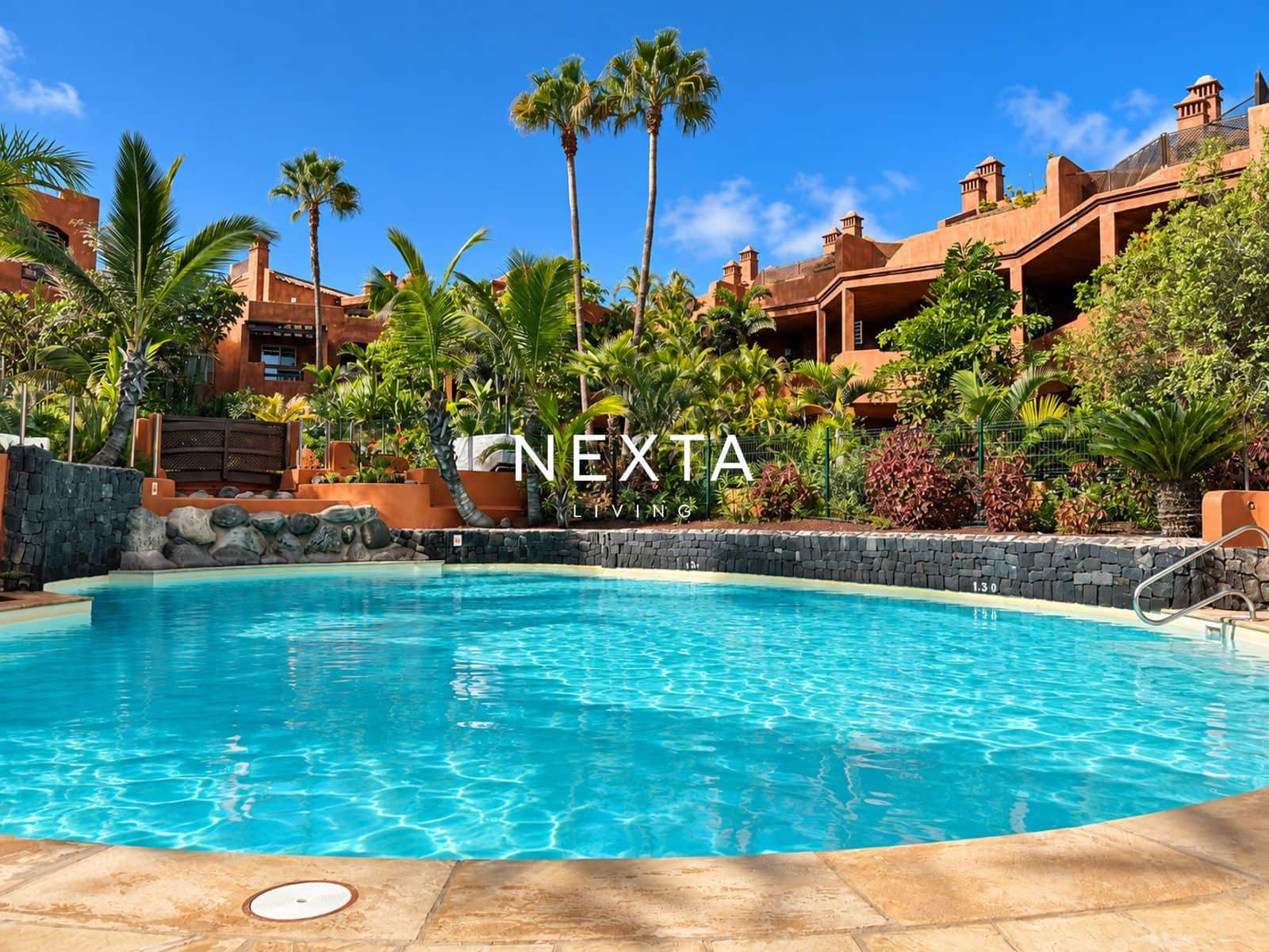 Piso de 2 habitaciones en Palm-Mar en venta con piscina garaje - 655.000 € (Ref: 10121080)