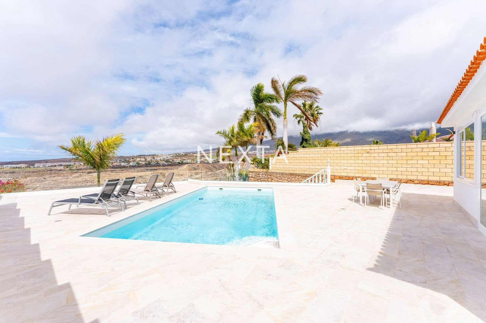 4 soverom Villa til salgs i Costa Adeje med svømmebasseng - € 2 350 000 (Ref: 9515879)