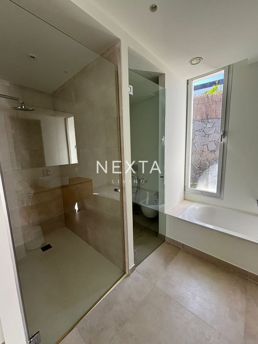 3 makuuhuone Huvila vuokrattavana paikassa Guia de Isora mukana uima-altaan 
autotalli - 6 650 € (Ref: 9515883)