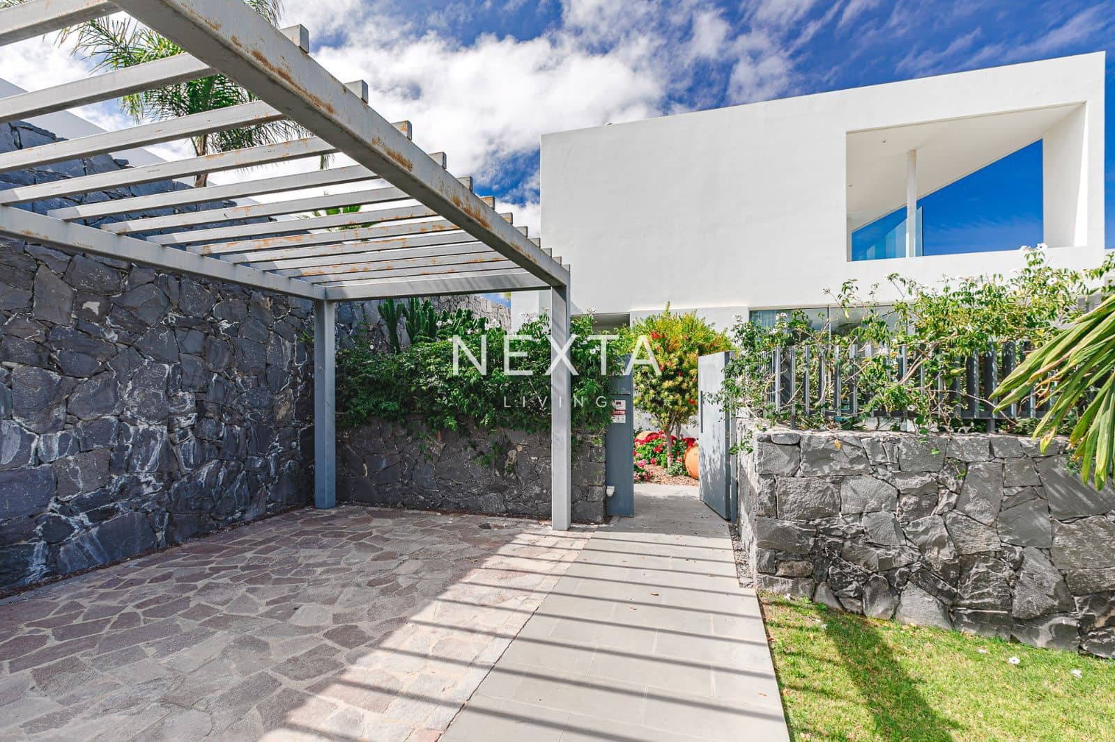 3 bedroom Villa for sale in Guia de Isora with pool garage - € 1,699,000 (Ref: 9515884)