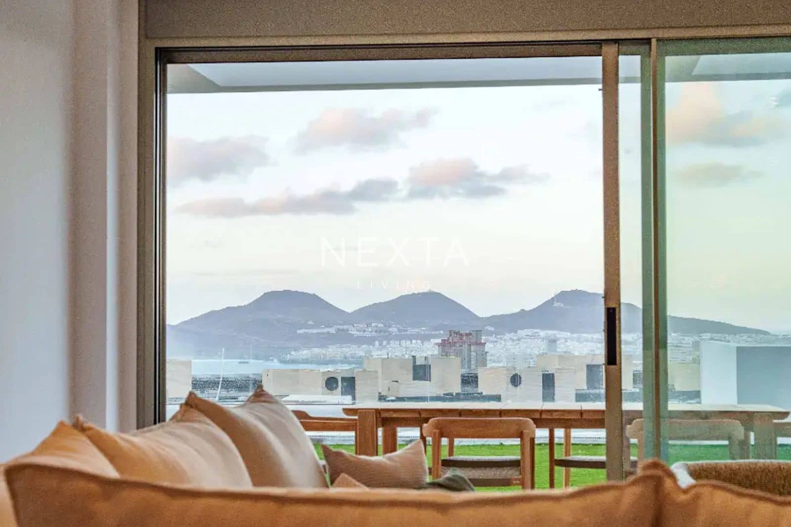 3 soverom Hus til salgs i Las Palmas de Gran Canaria med svømmebasseng garasje - € 1 575 000 (Ref: 9563823)