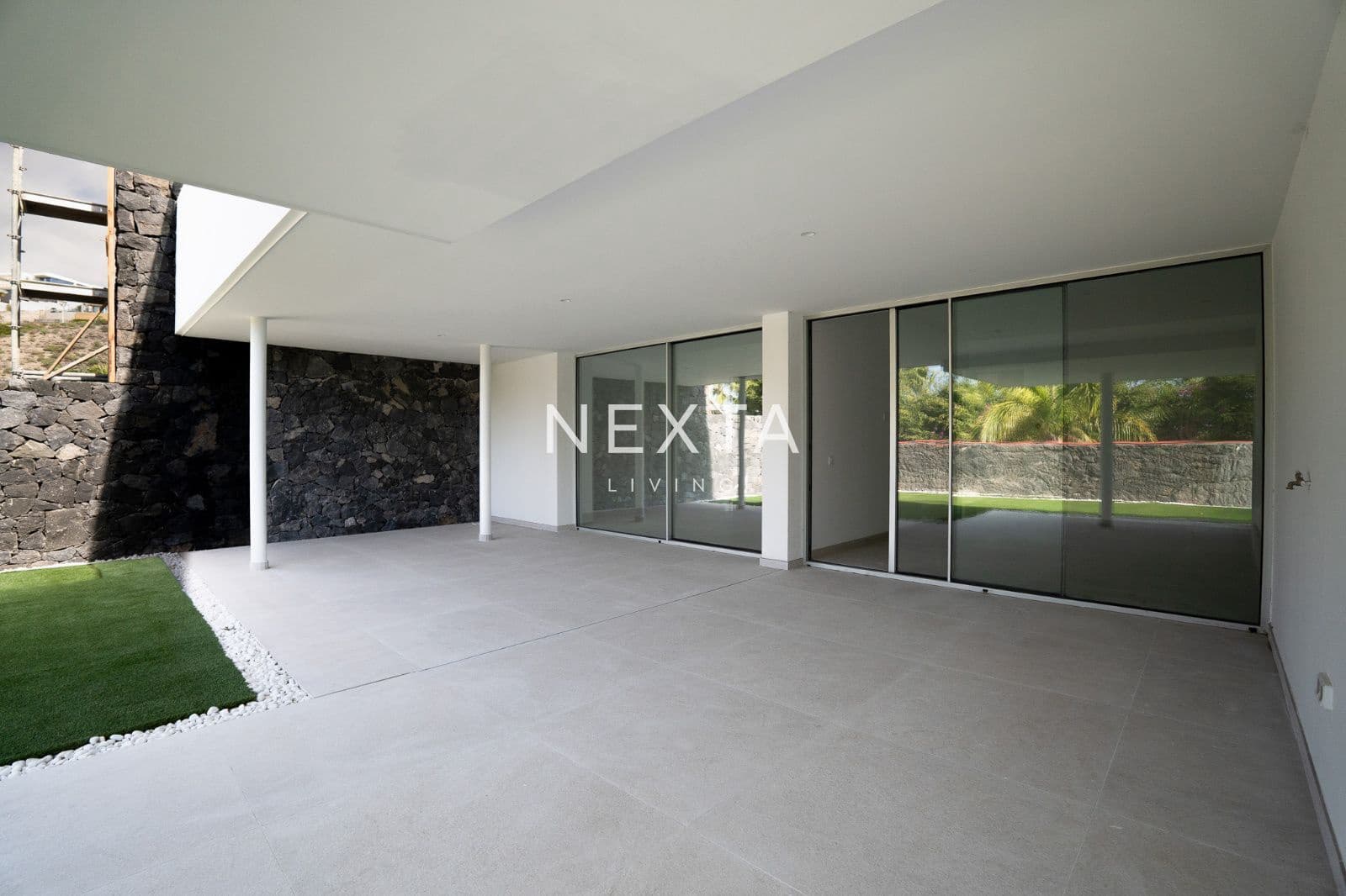 4 bedroom Villa for sale in Costa Adeje with pool garage - € 2,490,000 (Ref: 9609610)