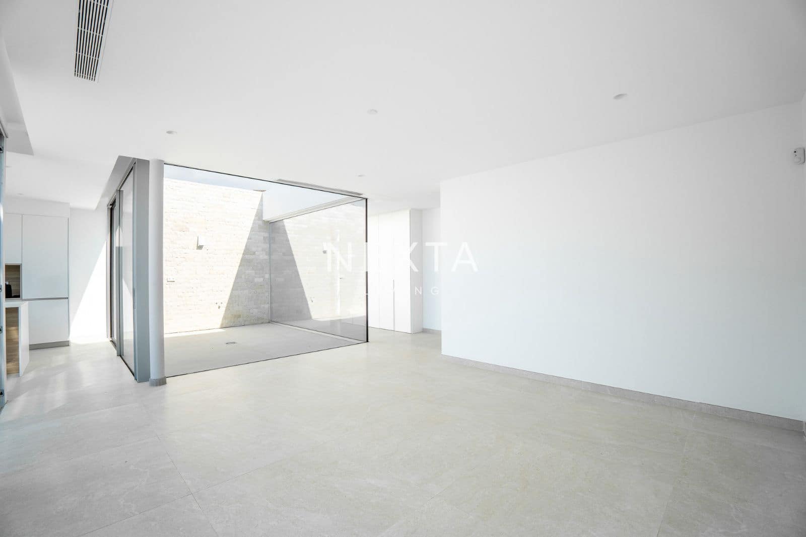 4 bedroom Villa for sale in Costa Adeje with pool garage - € 2,490,000 (Ref: 9609610)