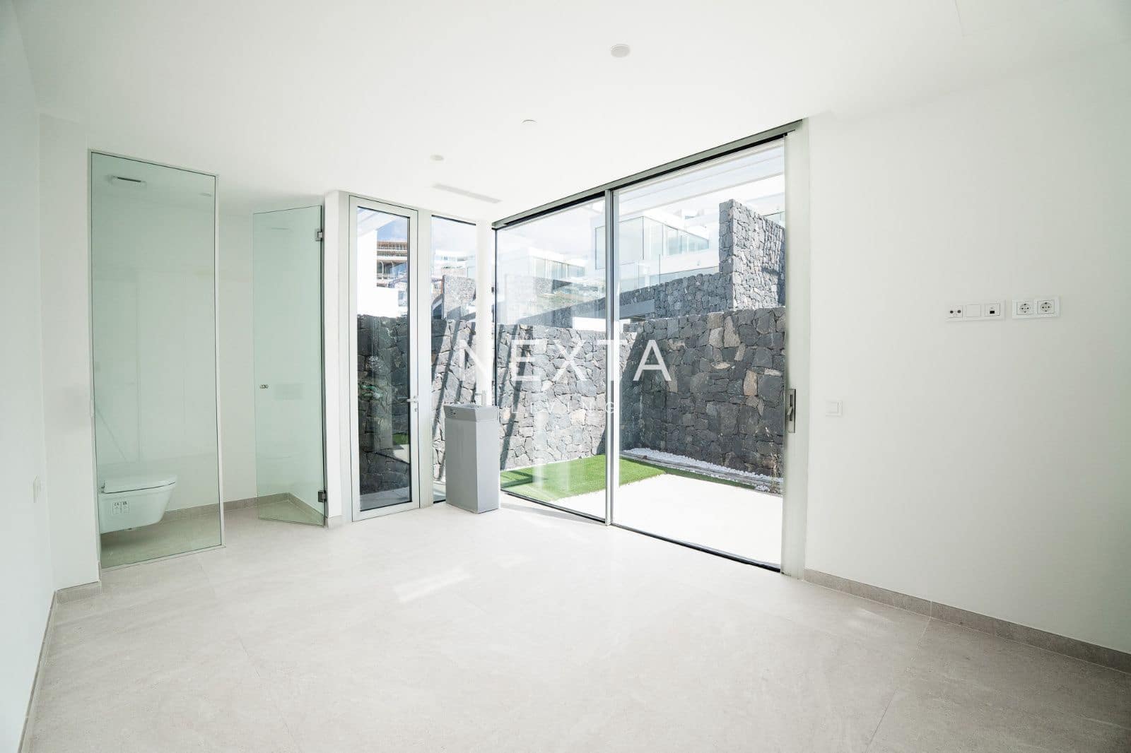 4 bedroom Villa for sale in Costa Adeje with pool garage - € 2,490,000 (Ref: 9609610)