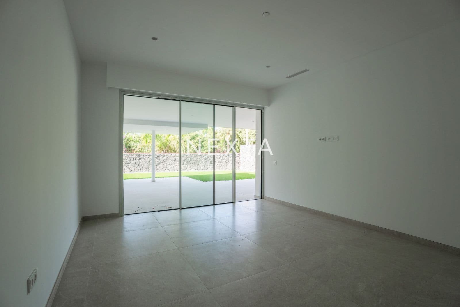 4 bedroom Villa for sale in Costa Adeje with pool garage - € 2,490,000 (Ref: 9609610)