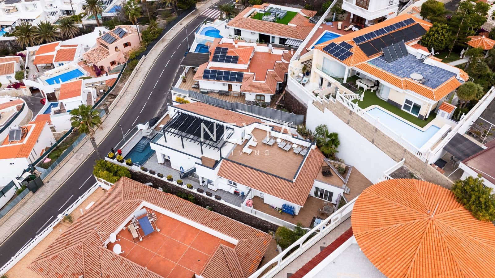 6 bedroom Villa for sale in Costa Adeje with pool garage - € 1,995,000 (Ref: 9613142)